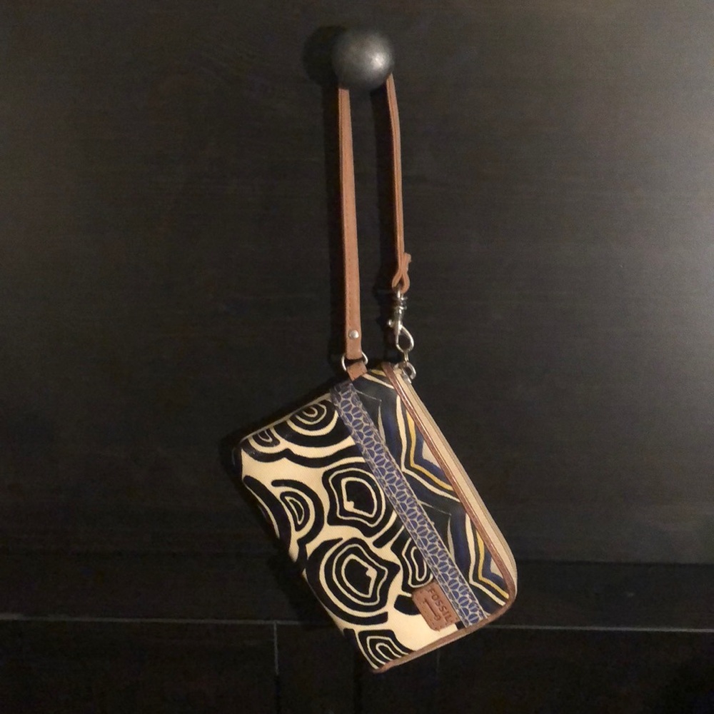 Fossil wristlet clutch